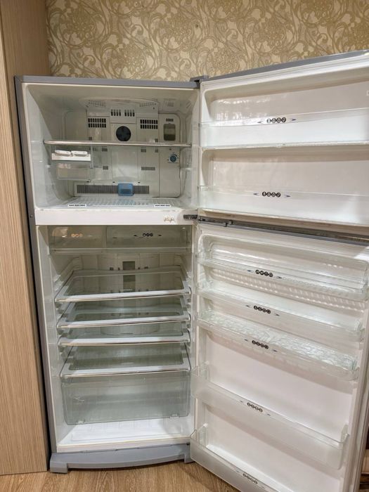 Холодильник Sharp SJ-68M-SA — двокамерний, у робочому стані