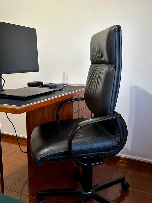 Cadeira de Escritório Executiva em Pele Preta