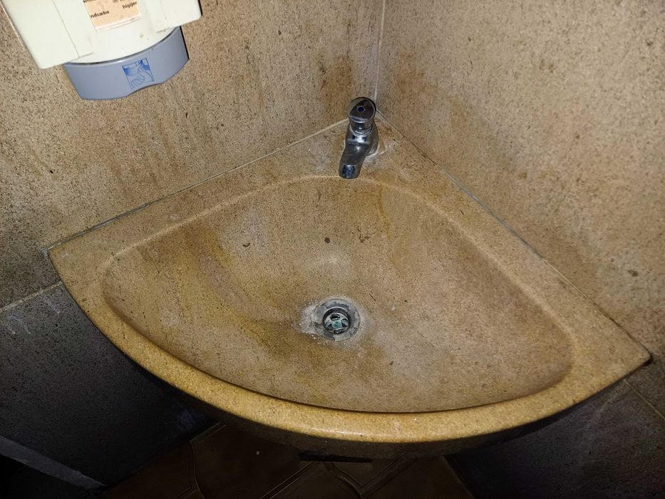 Pia / lavatório de pedra para canto, com torneira