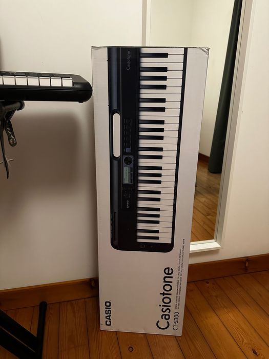 Piano/Keyboard Casio CT S300 + suporte + banco, como novo