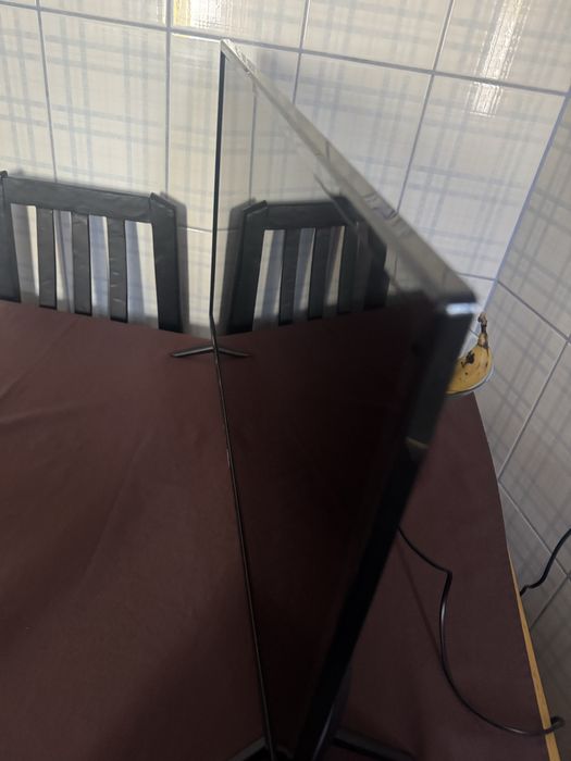 Tv 32 polegada esmarte  seme nova com os pes e supote de parede