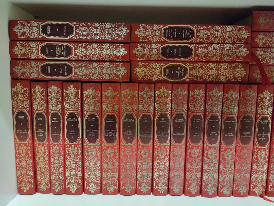 Coleção de livros encadernados