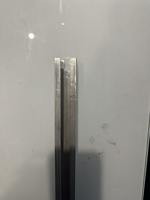 Porta de correr com puxador, placa lateral e sistema correr chão livre