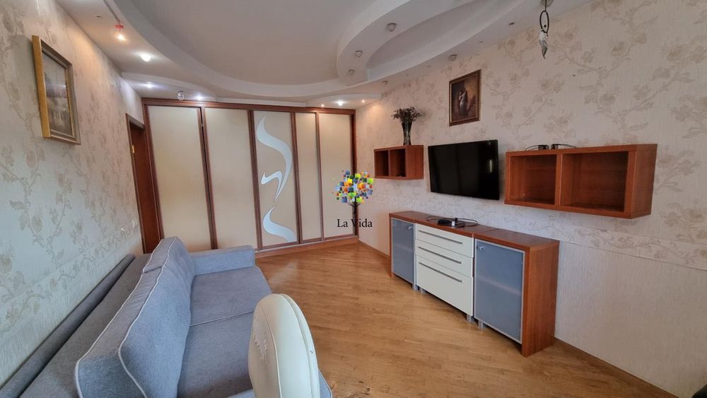 Продаж 2-к квартири з ремонтом та меблями, вул. Милославська, 45