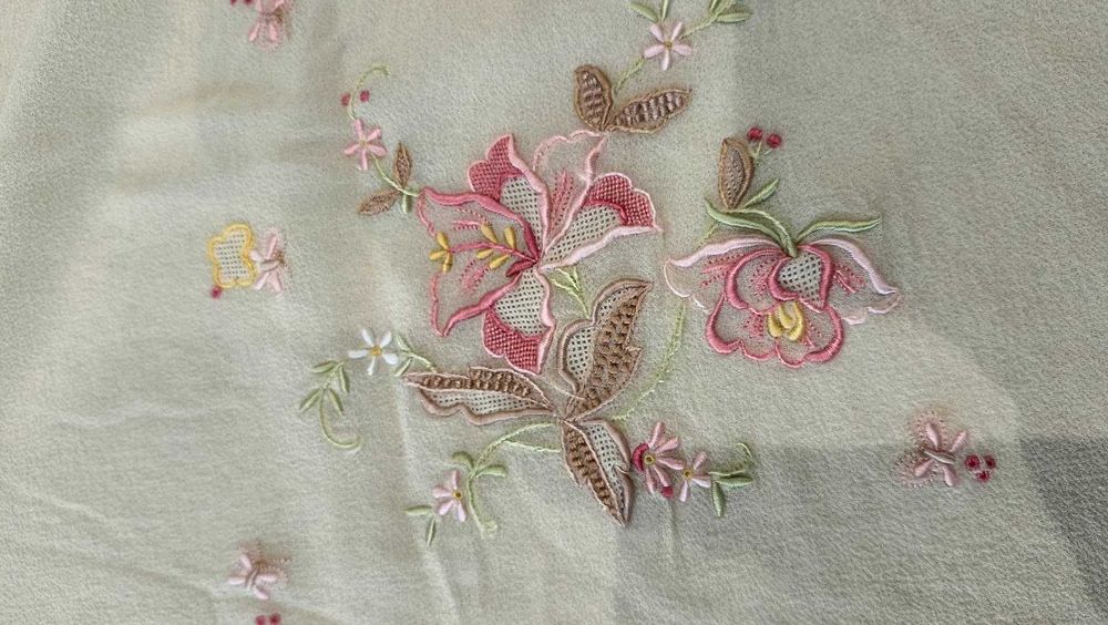 Lenço de pescoço em chiffon de seda e bordado da Madeira
