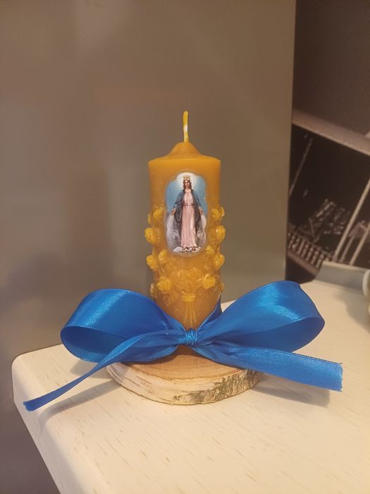 Świeca z wosku pszczego, stroik z wizerunkiem Maryi.