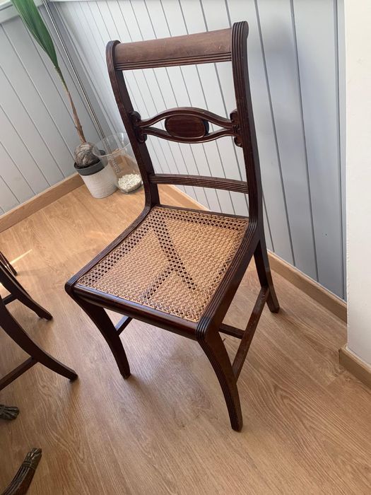 Mesa e sete cadeiras