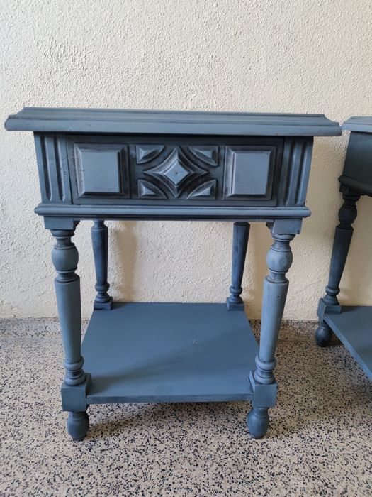 Vendo duas mesinhas cabeceira antigas