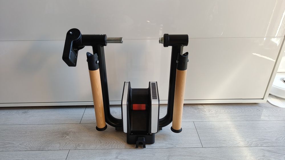 Elite Tuo trenażer smart + opona Schwalbe + podstawka Elite