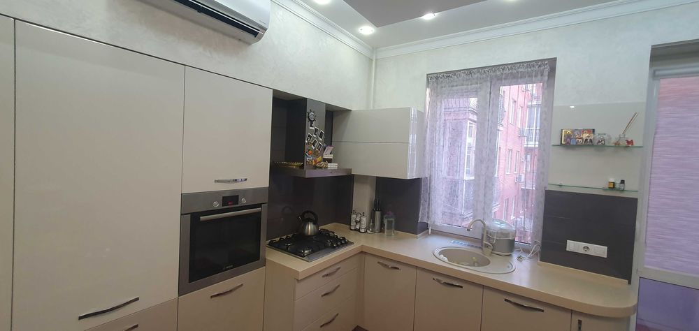 Центр Продам трехкомнатную квартиру    в новом кирпичном доме ЛД