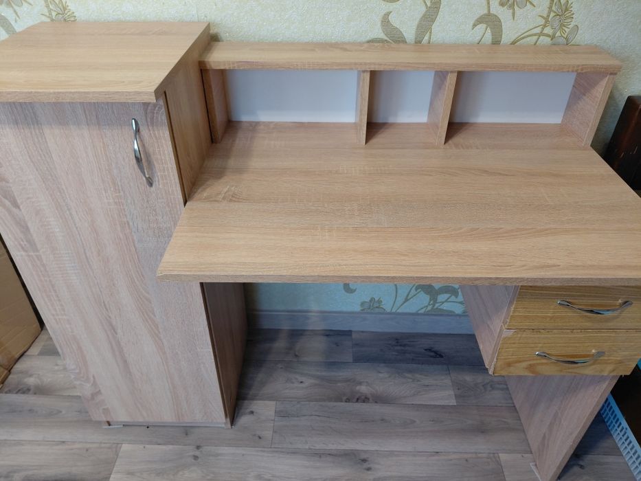 Парта шкільна, зручна.