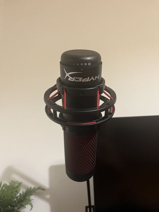 Microfone HyperX QuadCast + Suporte de Braço Articulado