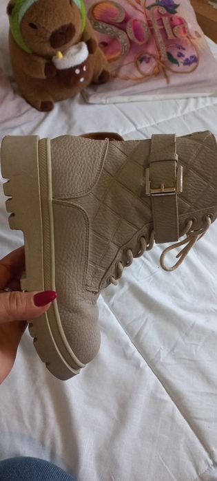 Botas 32 beje com detalhe dourado