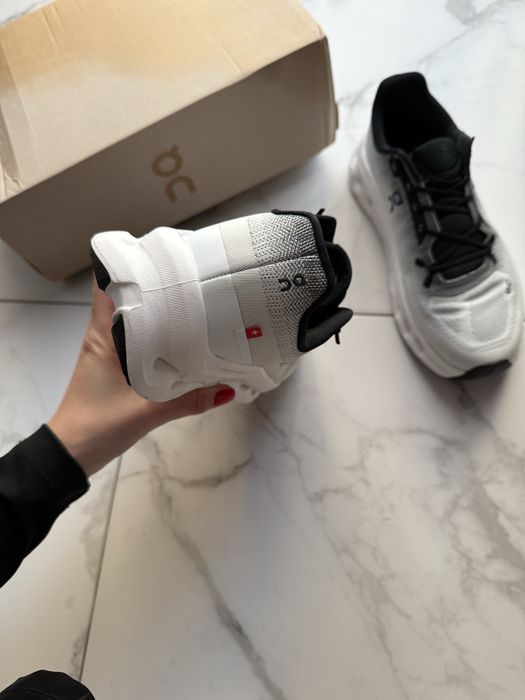 кросівки on cloudtilt