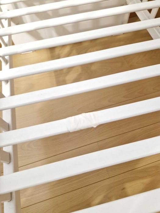 Berço com Colchão Pueri e roupa de cama