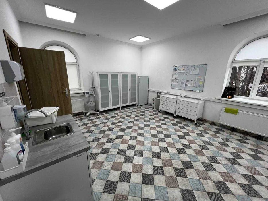 Окремо стояча клініка з обладнанням і технікою, 2500м, Дарницький р-н