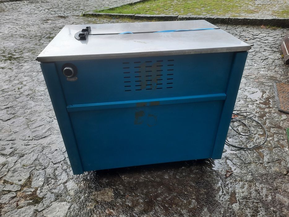 Máquina arqueadora. De cintar tarifas. Com fita para amarrar caix