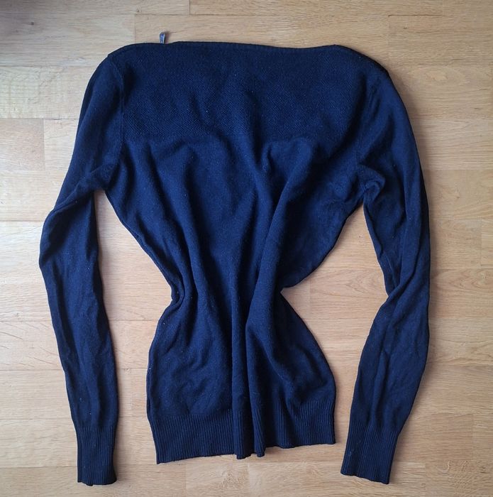 Damski czarny sweter S ze złotym suwakiem na ramieniu