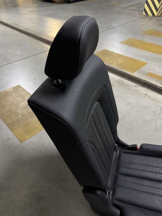 Задній ряд сидінь праве крісло стандарт Audi Q5 чорне