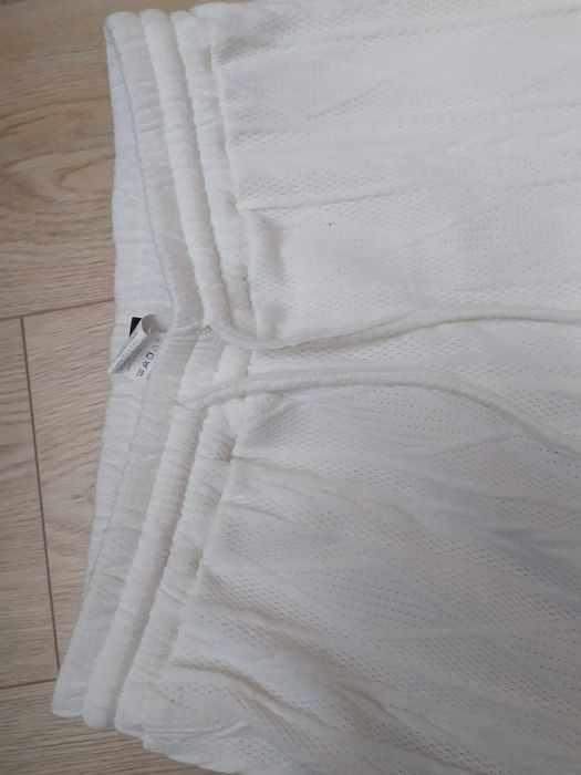 Широкие текстурные штаны