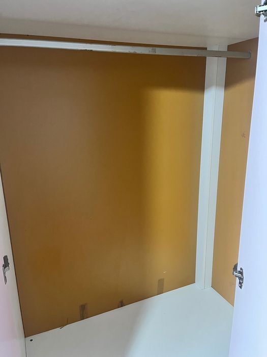 Armário de canto com bastante espaço