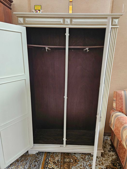 Roupeiro de duas portas em madeira, pintado - Bom estad