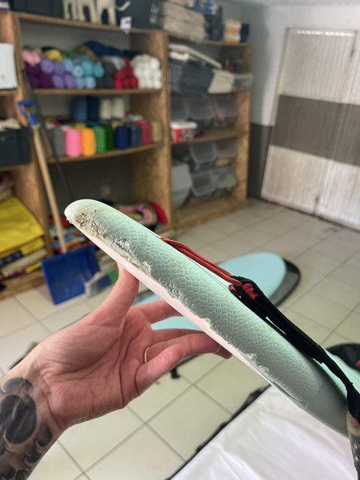 Prancha de surf Ocean & Earth Happy Hour Epoxy Softop 7.6 (59L) em bom estado geral, vendida com capa de proteção.