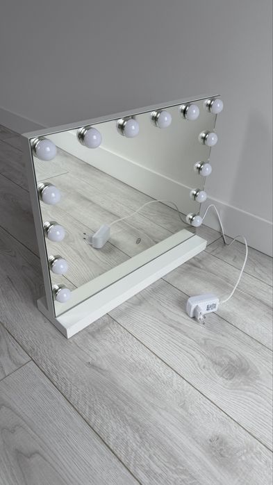 Lustro z oswietleniem toaletka biala 50x43 cm