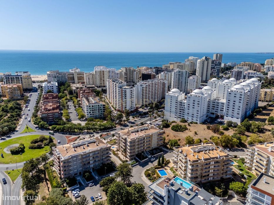 Espaçoso T2 a 400m da Praia da Rocha com Garagem Box p/ 2 Carros e Exp