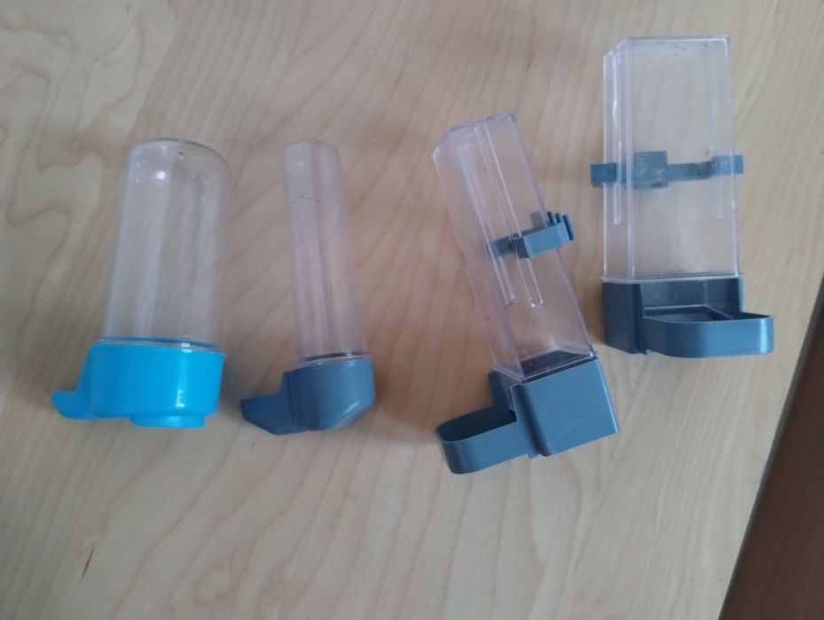 Pojemniki/karmnik na wodę lub ziarno dla papug