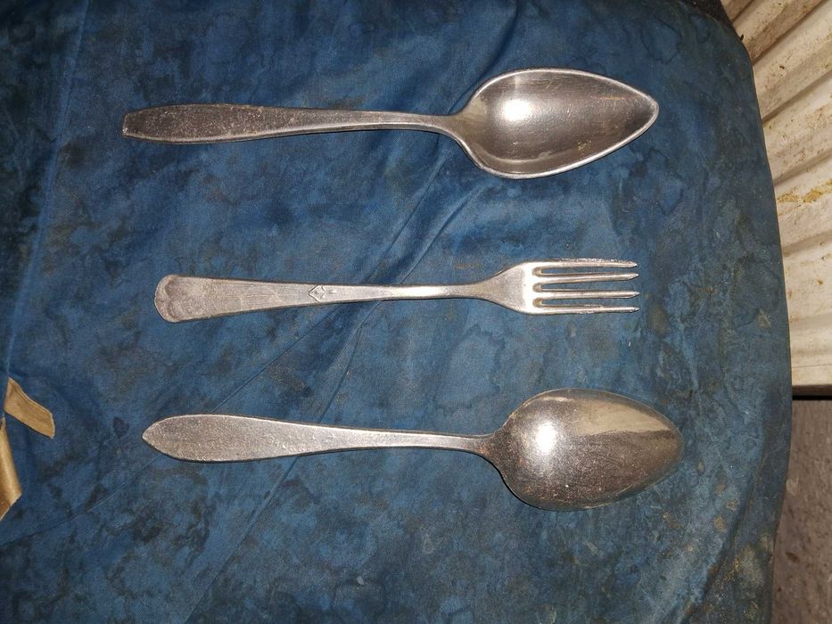 Ложки, вилки, кухоні ножі та інший посуд