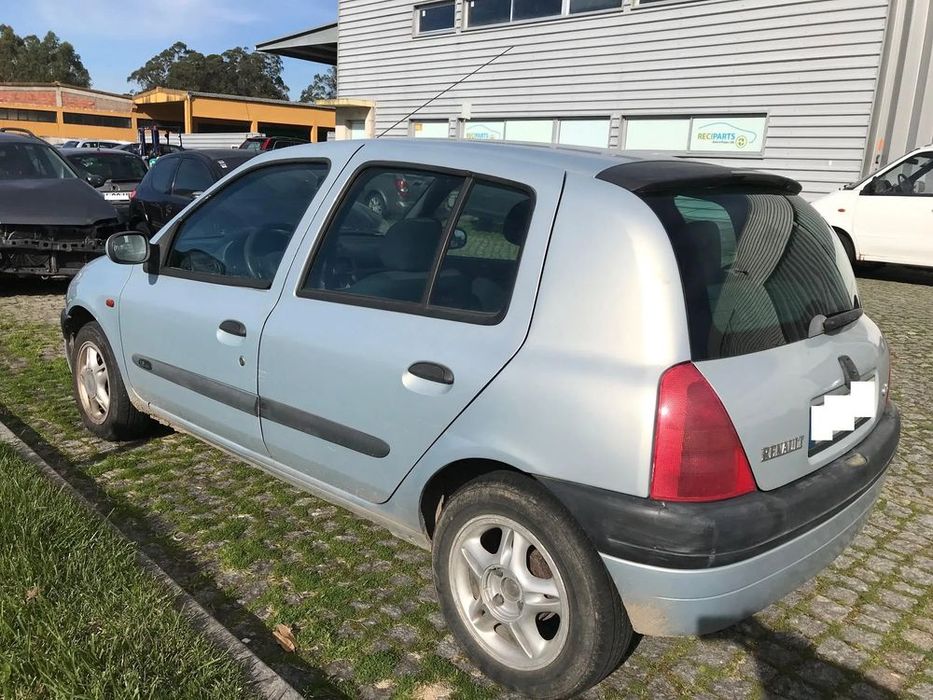 Renault Clio II 1.2 16V 5P 2001 - Para Peças