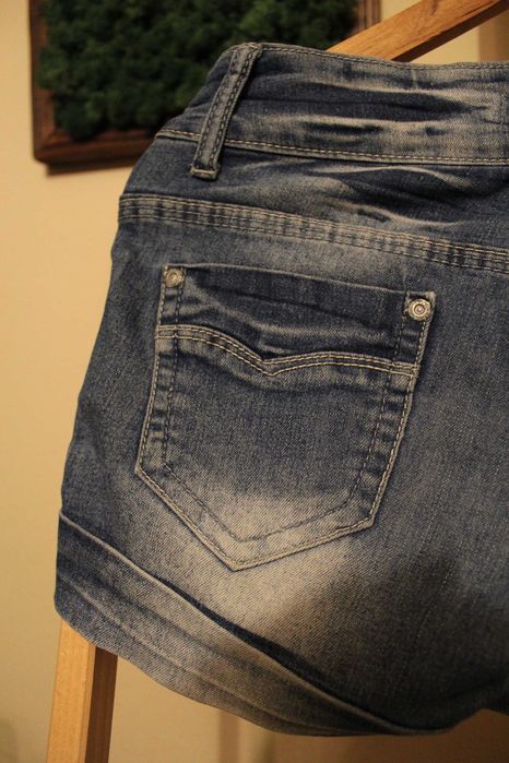 Krótkie spodenki jeansowe z przetarciami, rozmiar 38