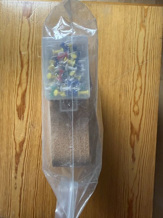 Tablica korkowa z pinezkami