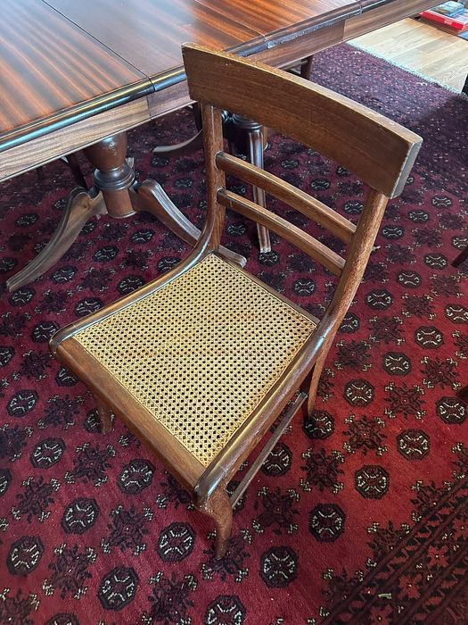 Mesa e cadeiras de madeira