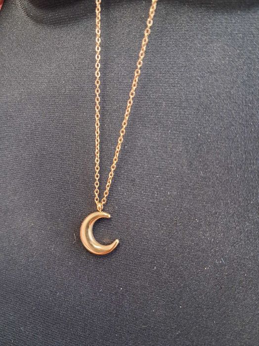 Modny łańcuszek z księżycem – pozłacany, regulowana długość