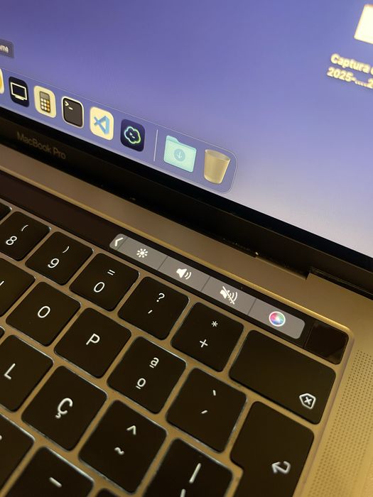 MacBook Pro 2019 - Touch Bar | i5 | 8GB RAM | 256GB SSD