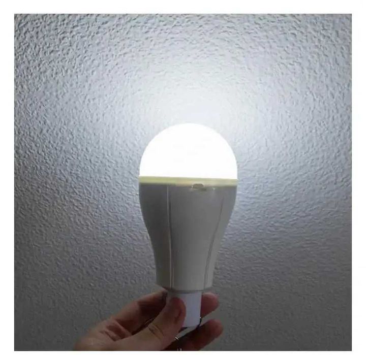 Лампочка с аккумулятором светодиодная в цоколь 2x18650 20w Led E27