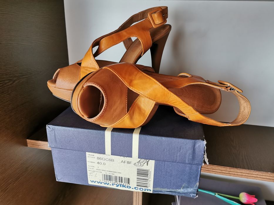 Buty skórzane Ryłko na koturnie z obcasem