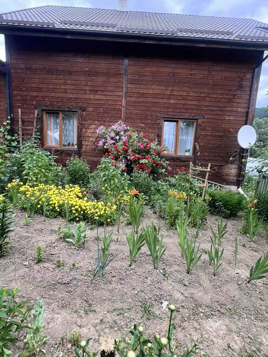 Здається другий поверх власного будинку.
