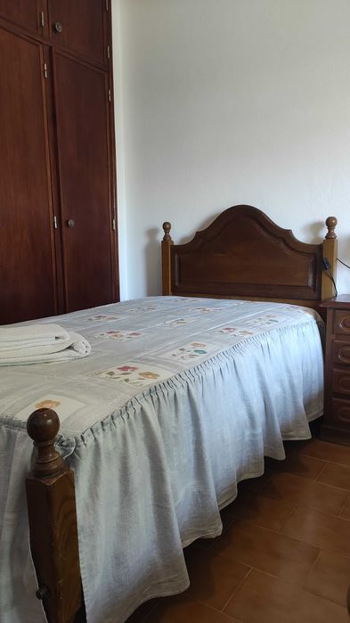 Cama individual em madeira maciça