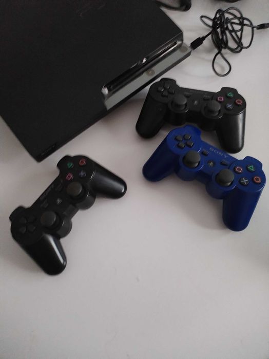 Vendo PlayStation 3 com comandos e jogos