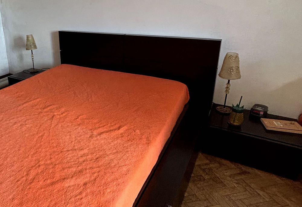 Cama Casal, colchão e duas mesas cabeceira