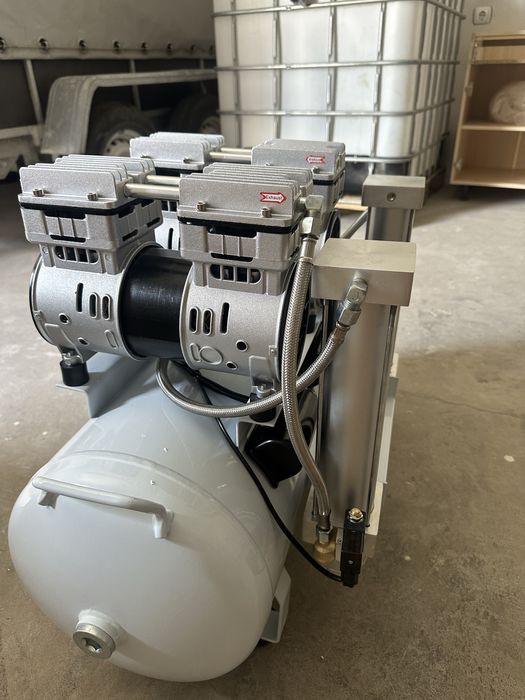 Продам медичний , стоматологічний компресор з осушовичом.