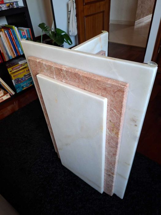 Mesa de vidro com pés em mármore