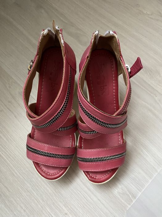 Туфлі босоніжки рожеві на каблуку легкі з ремінцями замками