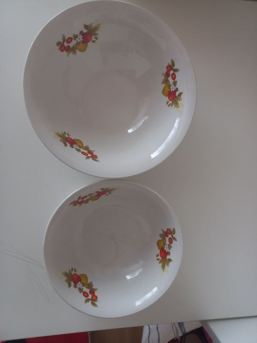 Dwie białe miski z owocowym wzorem