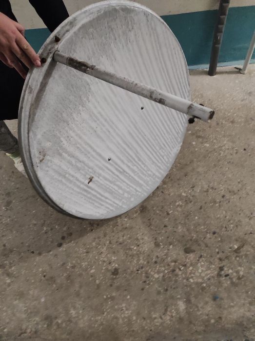 Супутникова антена з кронштейном