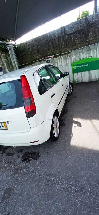 Fiesta 1.4, 2002, 200.000km. Motivo da venda: mudança de país