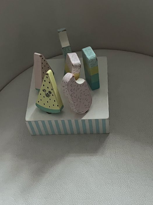 Drewniane lody na patyku ze stojakiem szwedzkiej marki Jabadabato o 3 lat.